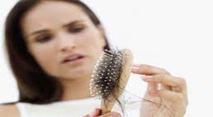 बालों के झड़ने के किस प्रकार के पैटर्न गंजेपन के लक्षण हो सकते हैं? जानिए कारण और बचाव की तकनीक