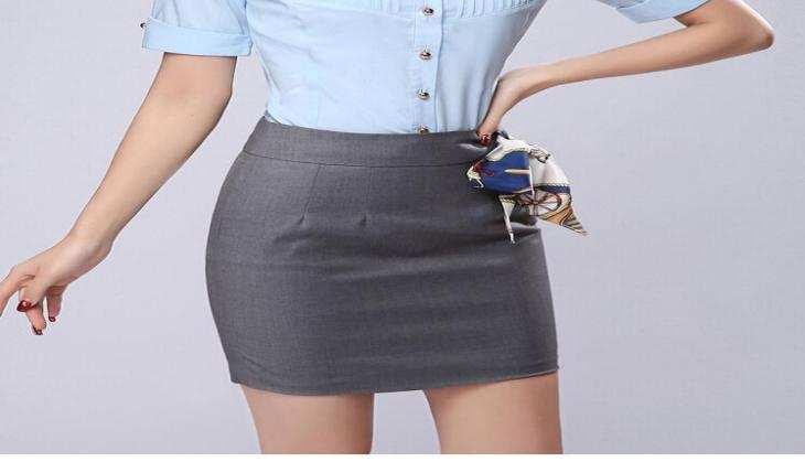 शॉर्ट स्कर्ट पहनने पर इस कंपनी में महिलाओं को मिल रहा है बोनस, माजरा जानकर रह जाएंगे हैरान