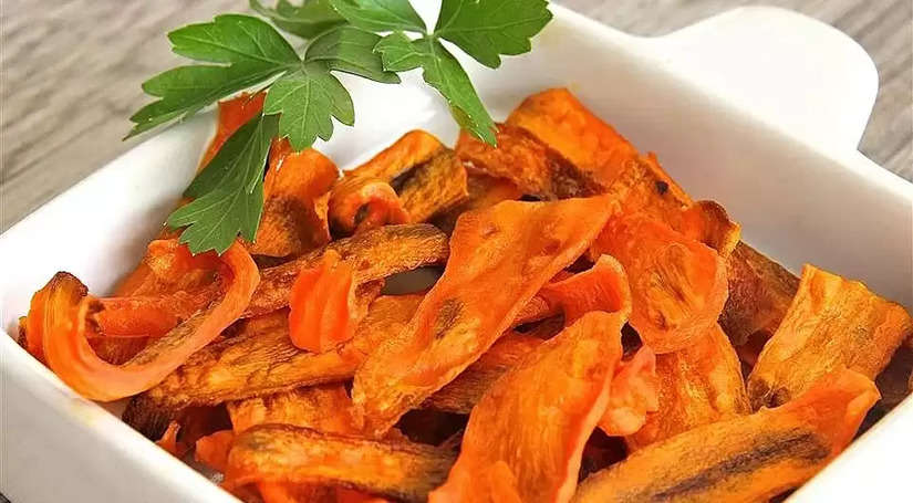 अगर सर्दीयों में हो रहा है शाम की चाय के साथ चिप्स खाने का मन, तो घर पर बनाएं हैल्दी Carrot Chips