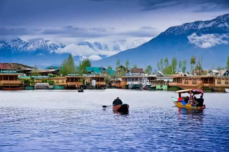 भारत की इन 5 झीलों को जिंदगी में एक बार जरूर देखें, स्वर्ग जैसी होगी फीलिंग