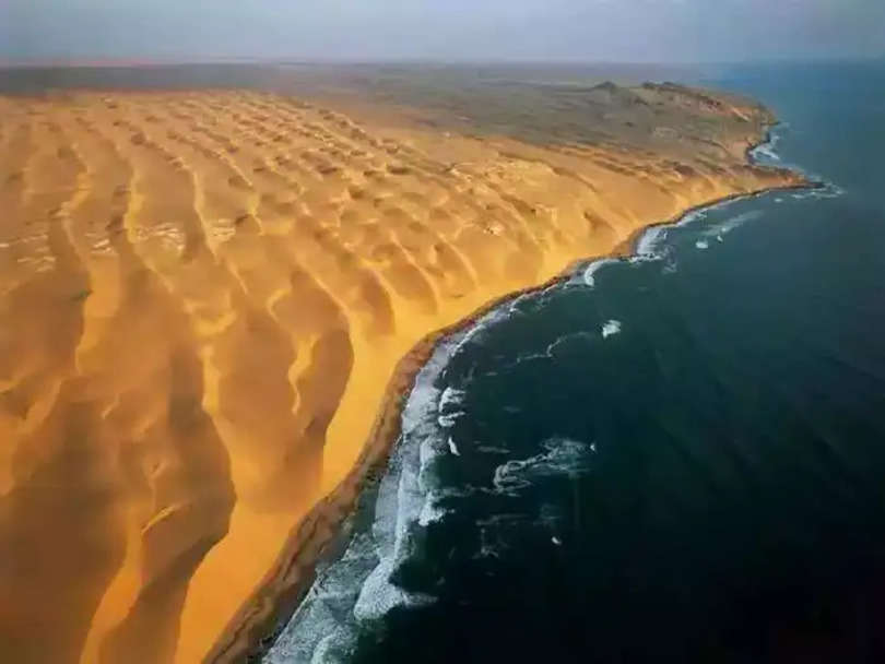 जानिए दुनिया की वो 5 ऐसी जादुई जगह, जहां होता है समुद्र और रेगिस्तान का मिलन…कहीं देख चौक न जाएं आप