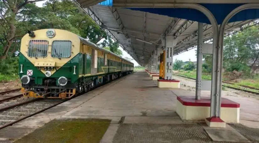 भारत में यहां चलती है मात्र 3 बोगी वाली ट्रेन, यात्रियों के हाथ से इशारा करने पर रुक जाती है रेल