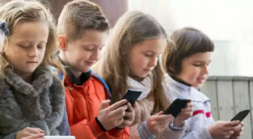  Smartphone से बच्चों की मेंटल हैल्थ पर पड रहा खतरनाक असर, ऐसे निपटे इस परेशानी से पेरेंट्स