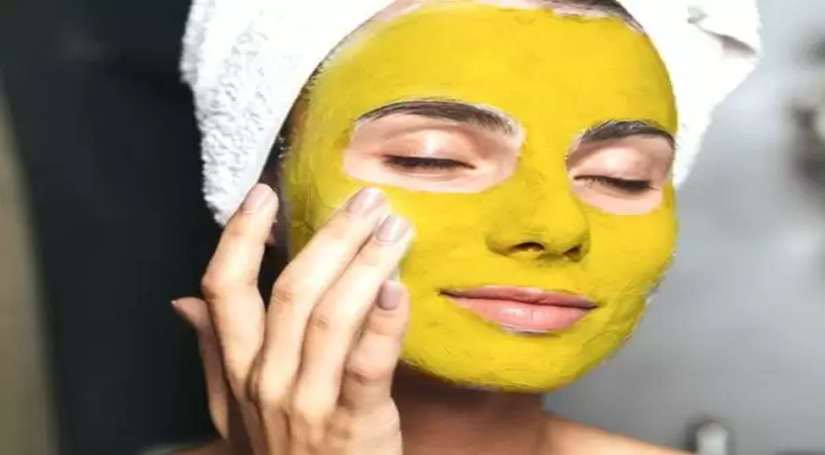 Beauty Tips: स्किन पर चाहिए Instant Glow, बेसन के साथ चेहरे पर लगाएं ये चीजें