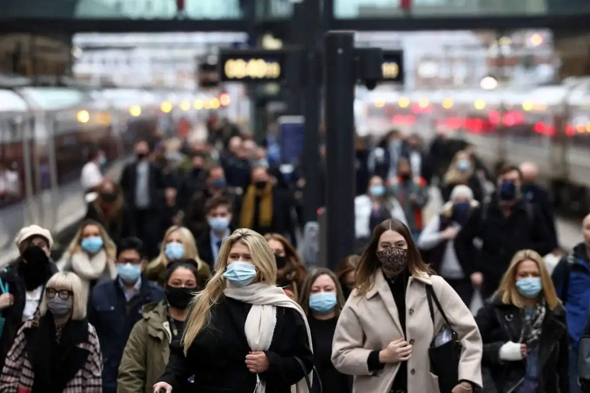 Covid Omicron Blast In Britain: कोरोना सुनामी से ब्रिटेन में दहशत, 24 घंटों में 10 लाख लोग संक्रमित