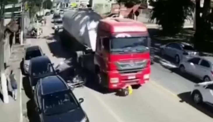 Accident: ट्रक के आगे स्टाइल में कर रहा था ओवरटेक फिर पहिये के आगे बाइक सवार, वीडियो में देखें आगे हुआ क्या