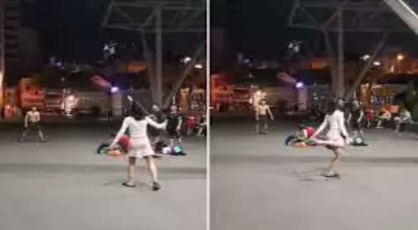 VIDEO: बेहद अनोखा है चीन का ये पारंपरिक खेल, रैकेट की जगह पैर से मारते हैं शटलकॉक! 