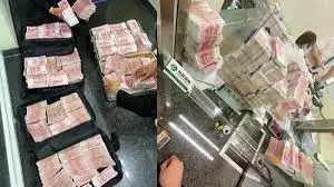 नाले में बहती रही 500 रुपये के नोटों की ढेर सारी गड्डियां, लोग देखते रहे लेकिन उठाने वाला कोई नहीं