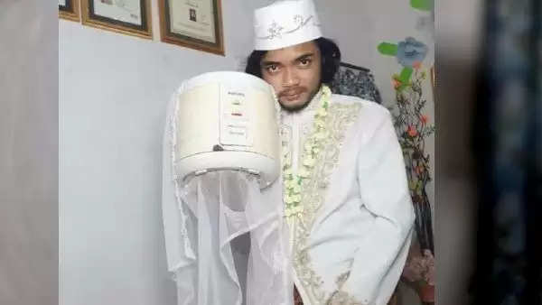 इस युवक ने की चावल बनाने वाले ‘कुकर’ से शादी, फिर हुआ ऐसा की इस वजह 4 दिन बाद ही ले लिया तलाक, जानें पुरा मामला