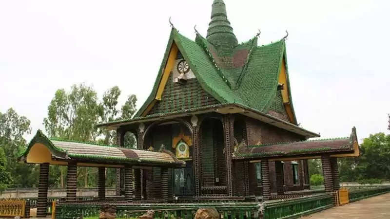 थाईलैंड के ये है बेहद अनोखे मंदिर, ​जिन्हे कोई बीयर, कोई बोट, तो कोई चिकन की याद में है बनाया गया