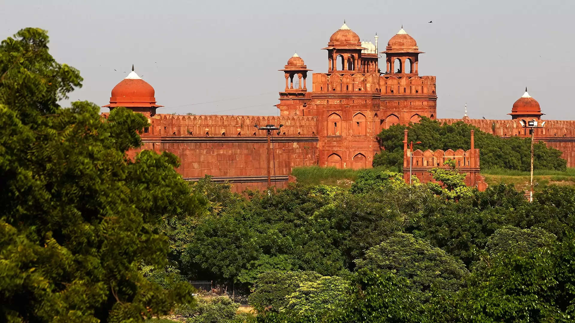 छुट्टियों में दिल्ली जाने का है प्लान, तो लाल किला को देखना ना भूलें