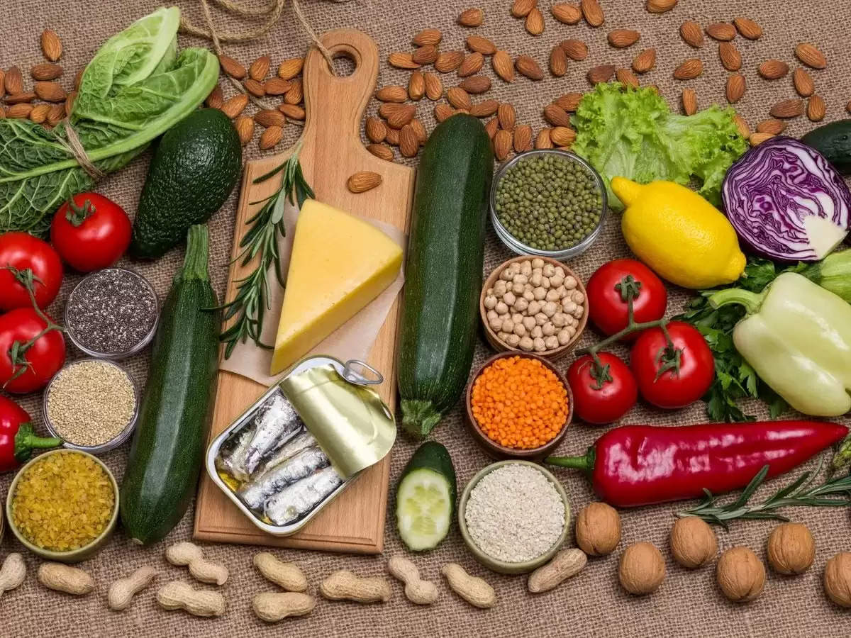 शोधकर्ताओं ने हाल ही में एक ऐसे आहार की खोज की है जो जीवन को बढ़ा सकता है। इस डाइट को 'लॉन्ग टर्म डाइट' नाम दिया गया है। दक्षिणी कैलिफोर्निया विश्वविद्यालय के विशेषज्ञों ने दीर्घायु के लिए आहार के बारे में पता लगाने के लिए पिछले 100 वर्षों में आहार पर विभिन्न शोधों की समीक्षा की। तो आइए जानें कि वास्तव में यह क्या है और क्या यह अच्छे स्वास्थ्य को बढ़ावा देने वाले अन्य आहारों से अलग है?  यह आहार कैसा है? इस आहार में पत्तेदार साग, फल, मेवा, फलियां, जैतून का तेल और समुद्री भोजन सहित सब्जियां शामिल हैं जिनमें पारा कम होता है। दीर्घायु आहार में अधिकांश खाद्य पदार्थ पौधे आधारित होते हैं। पौधे आधारित आहार आम तौर पर विटामिन और खनिज, फाइबर, एंटीऑक्सिडेंट में समृद्ध होते हैं, और संतृप्त वसा और नमक में कम होते हैं, जिससे स्वास्थ्य लाभ होता है।  इन चीजों से बचें इस आहार कार्यक्रम का पालन करते समय निषिद्ध खाद्य पदार्थ मांस और डेयरी उत्पादों में उच्च होते हैं। जो लोग डेयरी उत्पादों के बिना नहीं रह सकते हैं, उन्हें गाय के दूध के बजाय बकरी या भेड़ के दूध को दीर्घायु आहार के रूप में अपनाने की सलाह दी जाती है, जिसमें थोड़े अलग पोषक तत्व होते हैं। लेकिन इस बात के बहुत कम प्रमाण हैं कि भेड़ और बकरी का दूध अधिक स्वास्थ्य लाभ प्रदान करता है।  क्या आपने यह आहार पहले देखा है? आप में से कई लोग इसे एक परिचित खाने के पैटर्न के रूप में पहचान सकते हैं। यह भूमध्य आहार के समान है, खासकर इसमें कि दोनों में जैतून का तेल होता है। दीर्घायु आहार ऑस्ट्रेलिया सहित कई देशों के राष्ट्रीय, साक्ष्य-आधारित आहार दिशानिर्देशों के समान है। ऑस्ट्रेलियाई आहार दिशानिर्देशों में अनुशंसित सेवन का दो-तिहाई पौधे आधारित खाद्य पदार्थों (अनाज, अनाज, दालें, फलियां, फल, सब्जियां) से आता है। दिशानिर्देश प्रोटीन (जैसे सूखे सेम, मसूर, और टोफू) और डेयरी (जैसे सोया आधारित दूध, दही, और पनीर, जब तक वे कैल्शियम के साथ पूरक होते हैं) के पौधे-आधारित विकल्प भी प्रदान करते हैं।  स्वस्थ वजन बनाए रखें दीर्घायु आहार अनुशंसा करता है कि जो लोग अधिक वजन वाले हैं वे दिन में केवल दो भोजन खाते हैं - नाश्ता और दोपहर का भोजन या रात का खाना - साथ ही केवल दो कम चीनी वाले स्नैक्स। यह वजन कम करने के लिए अपने किलोजूल सेवन को कम करने की कोशिश करने जैसा है। इस सिफारिश का एक अन्य महत्वपूर्ण पहलू स्नैक्स में कटौती करना है, विशेष रूप से ऐसे खाद्य पदार्थ जो संतृप्त वसा, नमक या चीनी में उच्च होते हैं। ऐसे पदार्थों का सेवन कुछ मामलों में खराब स्वास्थ्य परिणामों से जुड़ा हुआ है।  यह 70 किलो के व्यक्ति के लिए प्रतिदिन 47-56 ग्राम प्रोटीन है। संदर्भ के लिए, इनमें से प्रत्येक खाद्य पदार्थ में लगभग 10 ग्राम प्रोटीन होता है: दो छोटे अंडे, 30 ग्राम पनीर, 40 ग्राम चिकन, 250 मिलीलीटर डेयरी दूध, 3/4 कप दाल, 120 ग्राम टोफू, 60 ग्राम बादाम, या 300 मिलीलीटर सोया दूध। यह सरकार की सिफारिशों के अनुरूप है। दीर्घायु आहार अनुशंसा करता है कि अधिकांश प्रोटीन पौधों के स्रोतों या मछली से आते हैं। यदि आहार में रेड मीट शामिल नहीं है, तो सभी आवश्यक पोषक तत्वों की पूरी श्रृंखला सुनिश्चित करने के लिए विशेष योजना की आवश्यकता हो सकती है।