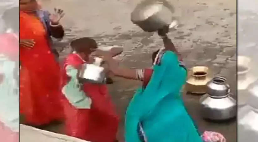 दो महिलाओं में पानी भरने को लेकर हुई जबरदस्त फाइट, एक दुसरे को बाल नोंचकर घसीटा, देखें Video