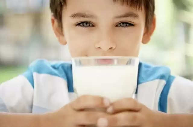 बच्चों के लिए सबसे ताकतवर माना जाता है ये दूध, इस उम्र में शुरु करें पिलाना