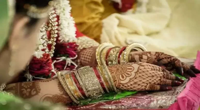 शादी में नहीं पहुंचने वाले मेहमानों पर दूल्हा-दुल्हन ने ठोका 17,589 रुपए का जुर्माना, जानें क्यों