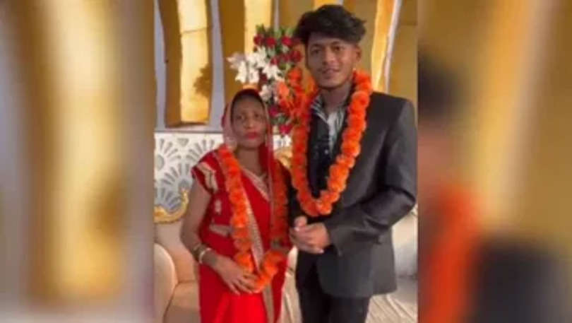sउम्र की सारी हदें कर दी प्यार में पार, 52 साल की महिला से 21 साल के लड़के ने रचाई शादी