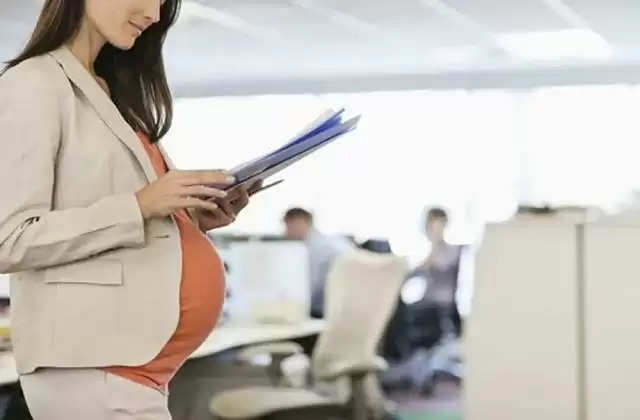 गर्भवती महिलाओं को अनफिट बताकर नौकरी नहीं देता ये बैंक, अब महिला आयोग ने लिया एक्शन