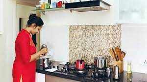 Kitchen Vastu Tips: किचन के ऊपर या नीचे बना रखा है आपका बेडरूम तो हो जाएं सावधान, बड़ी समस्या कर रही है इंतजार