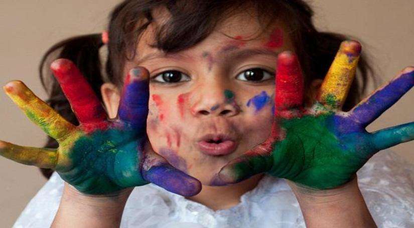होली के रंगों से ऐसे रखें बच्चे को सुरक्षित, नहीं होगी स्किन व आंखों में एलर्जी