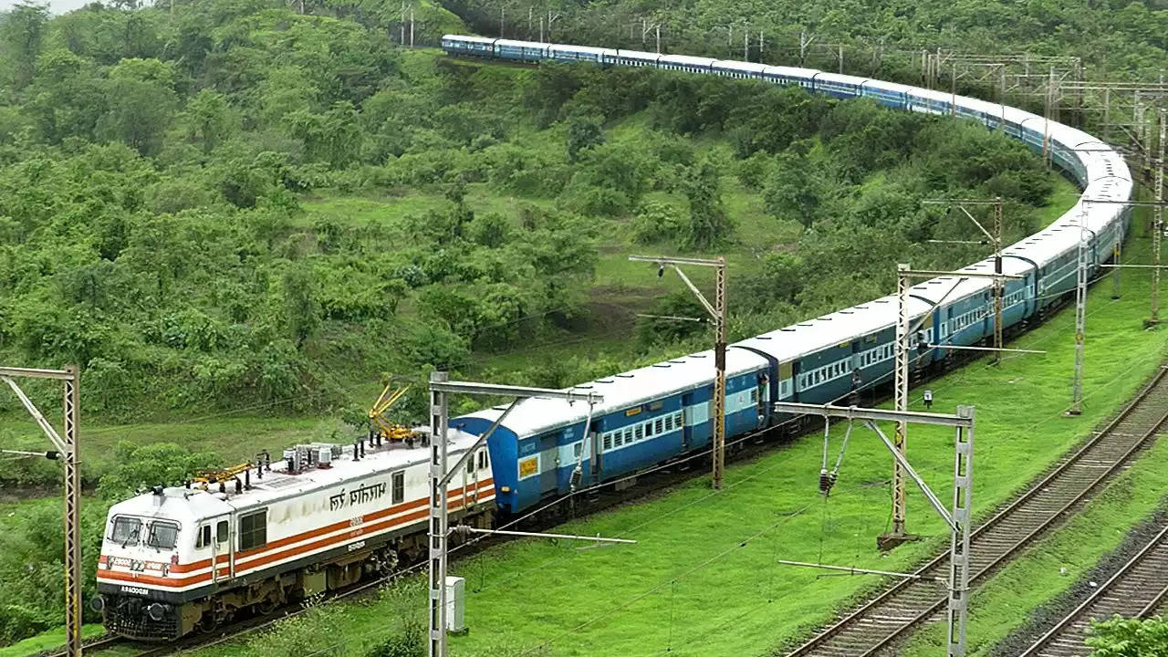 Holi Special Trains: अब घर जाने में नहीं होगी मुश्किल, यहां देखिए होली पर स्पेशल चलने वाली ट्रेन की डिटेल