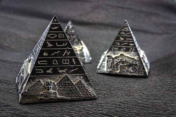 घर में खुशियां भर देगा ये Vastu Pyramid, आफिस में यहां रखें बिजनेस में भी होगी तरक्की