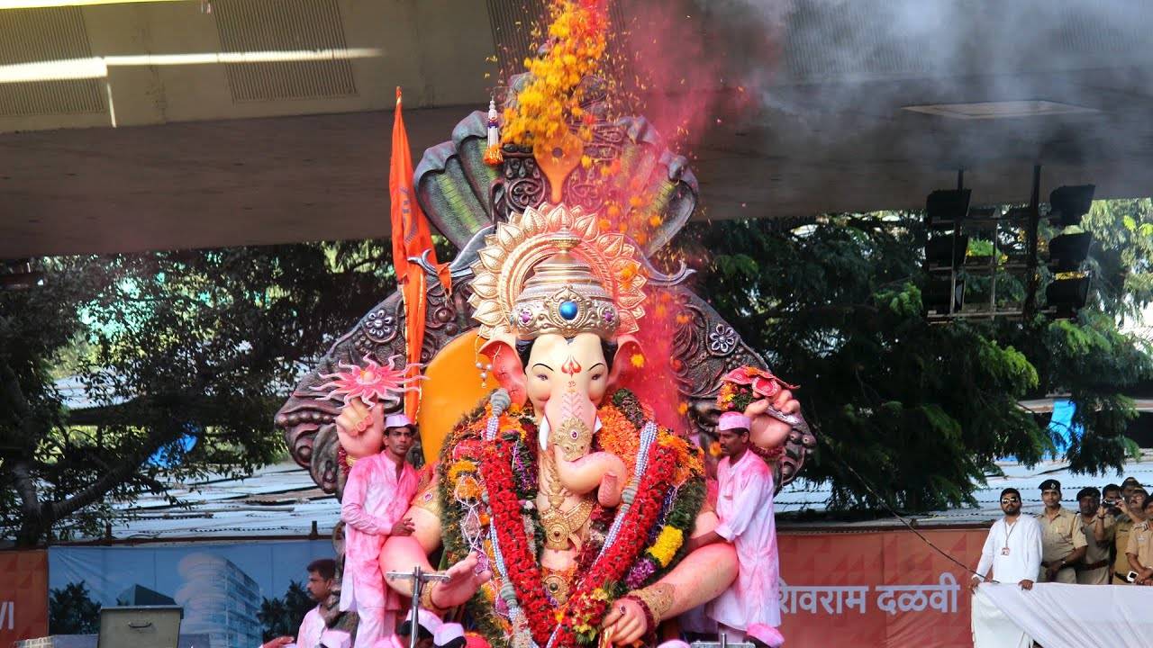 मुंबई के लाल बाग के राजा को क्यों कहते है ‘मन्नतों का गणेश’? जानिए भक्तों के बीच इतना प्रसिद्ध क्यों है ये मंदिर?