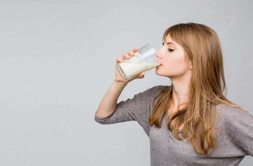 सोते समय दूध पीना सेहत के लिए अच्छा नहीं, जानें क्यों? सही समय तो ये है