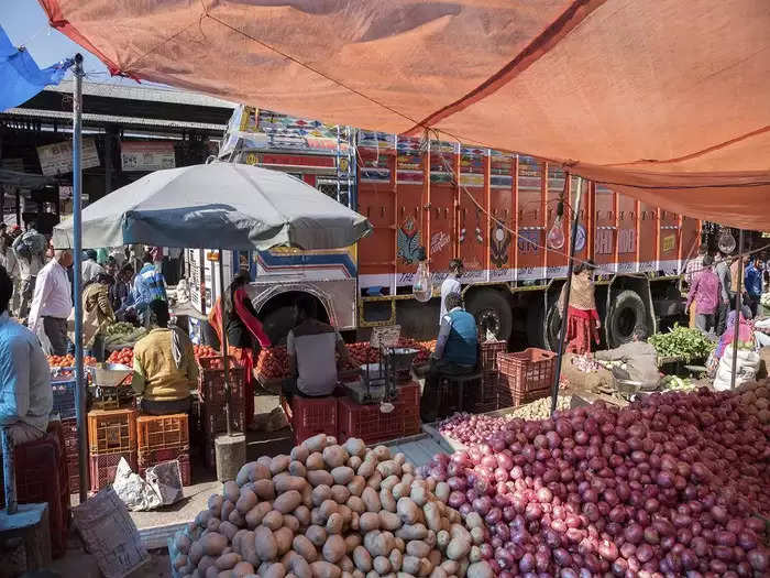 दिल्ली के इन बाजारों में मिलती है थोक में फल और सब्जियां, एक तो है एशिया का सबसे बड़ा सब्जी मार्केट