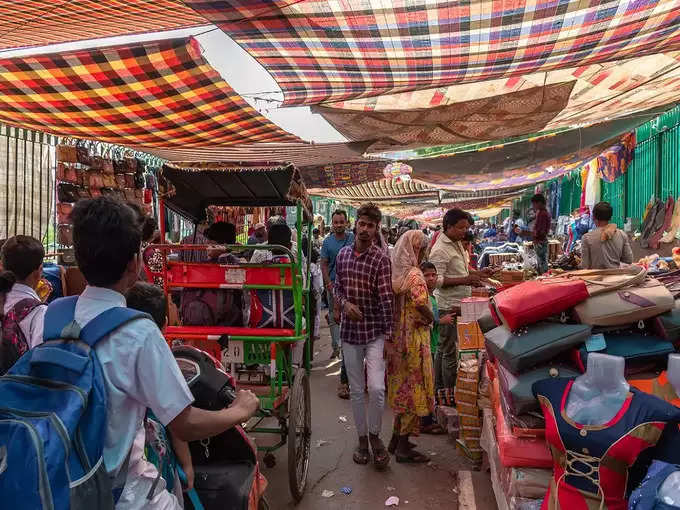 ये है दिल्ली का वो बाजार, जहां किलो के हिसाब से मिलते हैं कपड़े, जेब में रखे 12 रुपए से भी कर सकते हैं ढेरों शॉपिंग