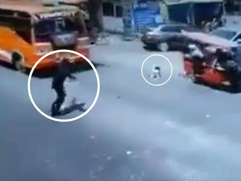 अचानक सड़क पर ई रिक्शे से गिरा बच्चा, ट्रैफिक पुलिसकर्मी की चुस्ती- फुर्ती से बच गई जान, वायरल हो रहा Video
