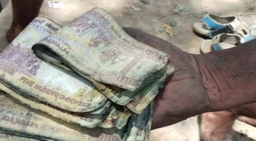 नाले में बहती रही 500 रुपये के नोटों की ढेर सारी गड्डियां, लोग देखते रहे लेकिन उठाने वाला कोई नहीं