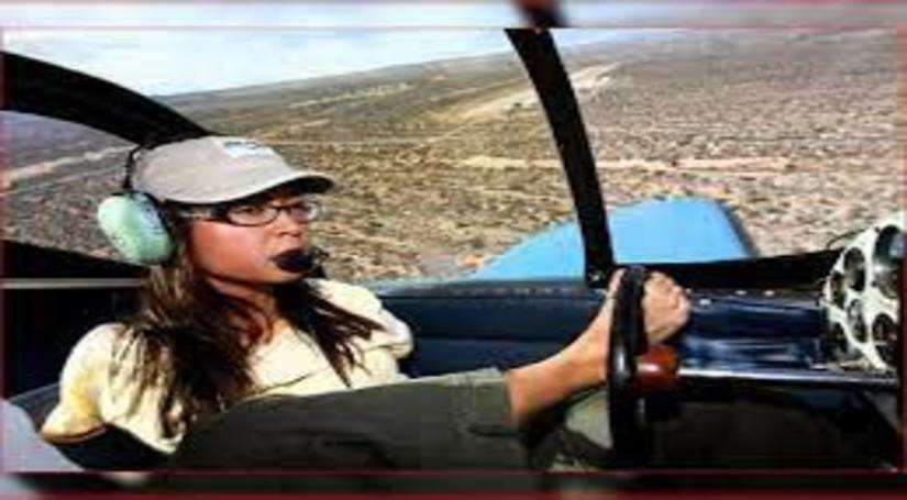 ये है दुनिया की पहली बिना हाथों वाली महिला पायलट, पैरों से उड़ाती है विमान
