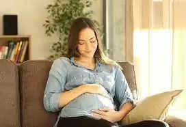 लाइफस्टाइल डेस्क।।   कहा जाता है कि गर्भावस्था के दौरान मां जो कुछ भी करती है उसका असर उसके बच्चे पर पड़ता है। अगर महिला स्वस्थ और खुश रहती है तो बच्चे का विकास भी अच्छा होता है। हालाँकि गर्भावस्था के दौरान शरीर में कई हार्मोनल परिवर्तन होते हैं, जिससे गुस्सा, चिड़चिड़ापन और तनाव होता है, फिर भी आप कई तरह से खुद को खुश और तनाव मुक्त रख सकती हैं। यहां हम आपको बताएंगे कि प्रेग्नेंसी के दौरान महिलाएं कैसे खुद को खुश रखती हैं।  गर्भावस्था के दौरान खुश रहना क्यों जरूरी है? जब मां खुश होती है तो बच्चे का मानसिक विकास बेहतर होता है। ऐसे में अगर कोई महिला अपने प्रेग्नेंसी पीरियड को अच्छे से एन्जॉय करती है तो इससे न सिर्फ महिला के स्वास्थ्य में सुधार होता है बल्कि बच्चे के मानसिक विकास पर भी सकारात्मक प्रभाव पड़ता है।   दर्द दूर करना खुश रहने से शरीर में हैप्पी हार्मोन रिलीज होते हैं, जिससे पीठ, सिर और पैर के दर्द से राहत मिलती है। यह शरीर में सूजन और थकान जैसी सभी समस्याओं को कम करता है।  बच्चे का दिमाग होगा सक्रिय मां की हंसी का भ्रूण पर सकारात्मक प्रभाव पड़ता है, जिससे वह सक्रिय हो जाता है। इससे उसके मस्तिष्क की कोशिकाएं बहुत अच्छी तरह विकसित होती हैं और बच्चा बहुत तेज और प्रफुल्लित हो जाता है।    खुश रहने के लिए आप क्या करते हैं  सबसे जरूरी है खुश रहने और तनाव मुक्त रहने के लिए योग करना। गर्भावस्था के दौरान तनाव मुक्त रहने के लिए आप योगा, डांस या हंसने की सफाई भी ले सकती हैं। इससे तनाव कम होगा और मूड फ्रेश रहेगा।  गर्भावस्था के दौरान आपको जो अच्छा लगे वही करें। आप पेंटिंग, सिंगिंग, स्केचिंग, राइटिंग कर सकते हैं। इससे बच्चे का दिमाग भी तेज होगा।  उन चीजों से खुद को दूर रखें जो आपको तनाव देती हैं। किसी को ठेस न पहुंचाएं और न सुनें। इससे आपका ही मन अशांत रहेगा।  अच्छी और प्रेरक पुस्तकें पढ़ें। इससे आप तनाव से भी दूर रहेंगे और बच्चे के दिमाग पर भी अच्छा असर पड़ेगा।  साथ ही सुबह-शाम जब भी समय मिले 'O' का जाप करें। ओम का जाप करने से मन और मस्तिष्क में सकारात्मकता आती है और तनाव कम होता है। यह मूड को भी तरोताजा कर देता है।