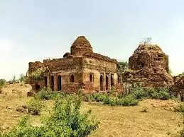 गुमला के नवरत्नगढ़ में नागवंशी राजा दुर्जन शाह का मिला महल, रानी तालाब में छुपे हैं कई रहस्य