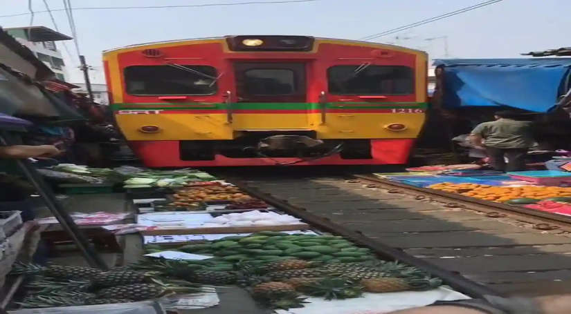 'गजब ड्रामा', दोनों और सज रही थी सब्जियों की दुकान और बीच में आ पहुंची ट्रेन, रोंगटे खड़े करने वाला Viral Video
