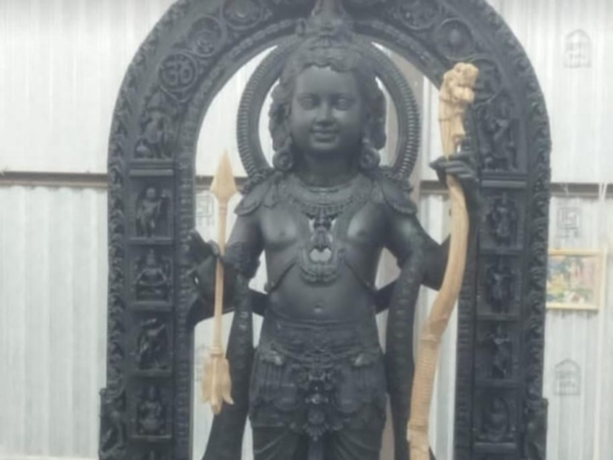 Ayodhya Ram Mandir: रामलला की मूर्ति में हिन्दू धर्म के सभी बड़े प्रतीक चिन्हो की दिखेगी झलक... जानें सारी खासियत, मन हो जाएगा गदगद