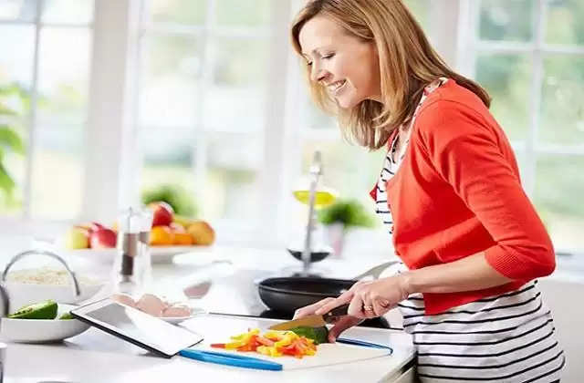 रसोई का काम बनाइये और भी आसान, ट्राई करें ये किचन हैक्स, working women के लिए हैं फायदेमंद
